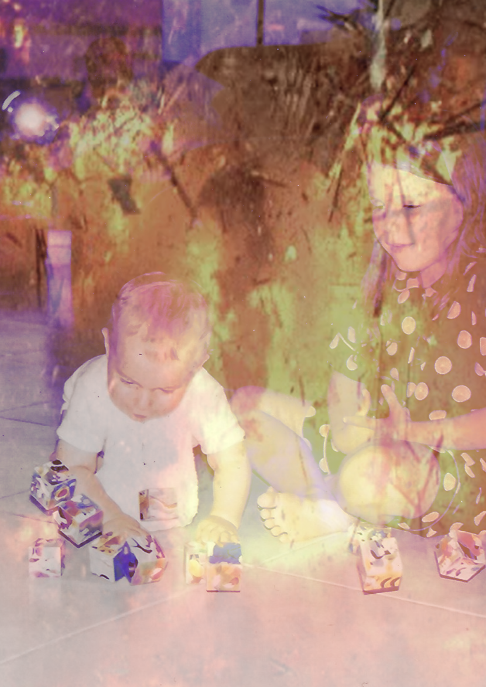 Deux enfant qui jouent acroupis sur le sol avec un homme en arrière plan dans un canapé et une explosion en fond